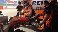 Pembalap Repsol Honda, Marc Marquez saat bersiap melakukan tes pramusim MotoGP 2018 di Sirkuit Losail, Qatar. (Twitter/Repsol Honda)