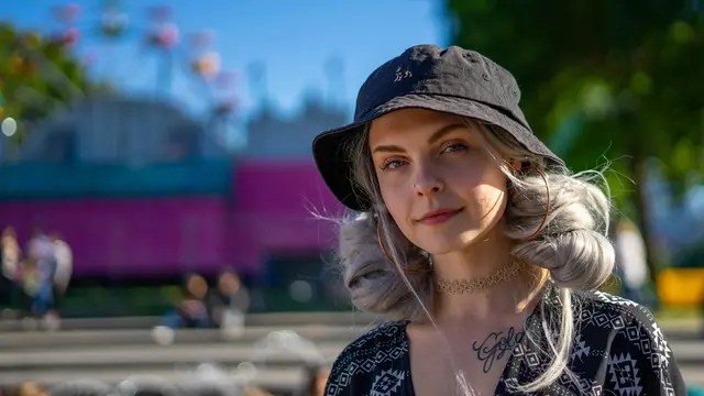 11 Inspirasi Gaya Rambut dengan Bucket Hat