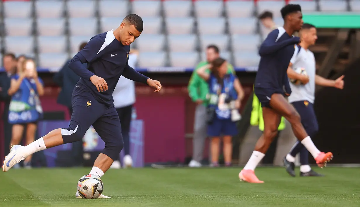 Penyerang Prancis #10 Kylian Mbappe dan rekan satu timnya mengambil bagian dalam sesi latihan MD-1 menjelang semifinal Euro 2024 di Munich Football Arena, Senin (8/7/2024). (FRANCK FIFE / AFP)