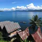 Pemandangan Danau Toba dari pulau Samosir. | via: mentaritravelservices.com