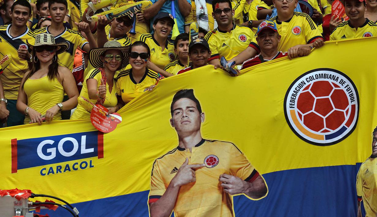 Supporter Kolombia membentangkan sapnduk bergambar James Rodriguez  laga kualifikasi Piala Dunia Russia 2018 zona CONMEBOL di  Stadion Metropolitano Roberto Melendez, Barranquilla, Rabu (18/11/2015) dini hari WIB. (AFP Photo/Luis Robayo)