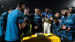 Dalam sebuah sesi latihan, Cristiano Ronaldo (tengah) mendapat kejutan dari klub dan rekan-rekannya. Ia mendapat kue saat berlatih dan foto bersama di tengah lapangan. (Twitter/Al Nassr FC)
