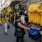 Seorang penggemar sepak bola Brasil melihat-lihat jersey tim nasional sepak bola yang dipajang di pasar Saara, Rio de Janeiro, Brasil, pada Selasa 9 Juni 2026, menjelang turnamen Piala Dunia FIFA 2026. (Nelson ALMEIDA/AFP)