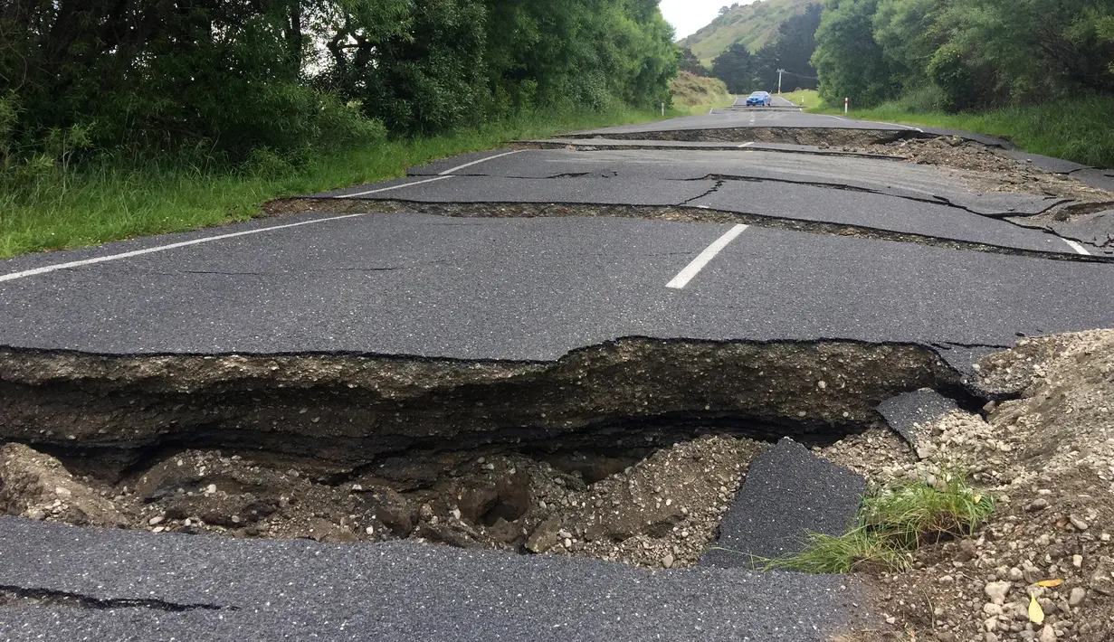 Sebuah jalan retak disebabkan gempa menghentikan akses kendaraan, 70 km sebelah selatan dari Blenheim di Pulau Selatan, Selandia Baru, Senin (14/11). Gempa 7,8 SR yang mengguncang Selandia Baru mengakibatkan jalan tersebut retak. (REUTERS/Anthony Phelps)