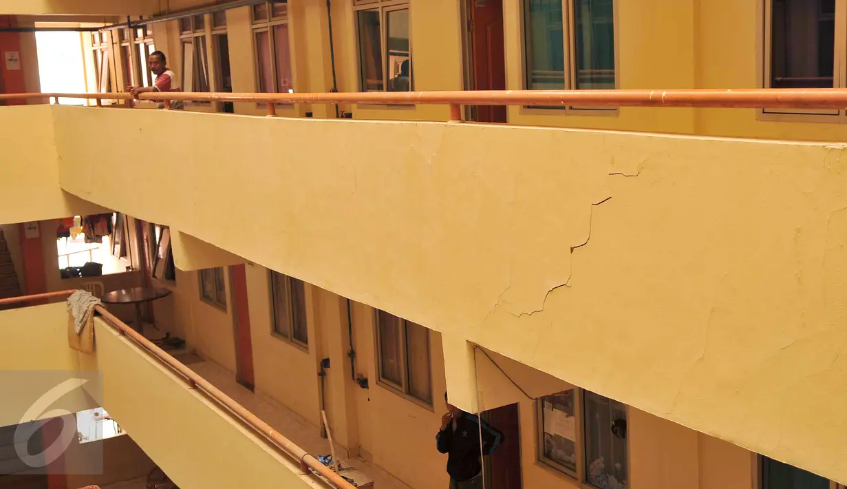 Seorang penghuni tampak berdiri di balkon Rusunawa Komarudin di Kelurahan Pengilingan, Cakung, Jakarta, Jumat (23/10). Terlihat dinding rusun yang menjadi tempat relokasi sejumlah warga bantaran Kali Ciliwung itu rawan ambruk.(Liputan6.com/Gempur M Surya)