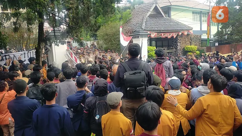 Aksi kawal demokrasi terhadap Putusan MK oleh ratusan mahasiswa di depan DPRD Kota Sukabumi (Liputan6.com/Fira Syahrin).