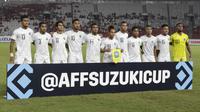 Para pemain Timor Leste foto bersama sebelum melawan Timnas Indonesia pada laga Piala AFF 2018 di SUGBK, Jakarta, Selasa (13/11). Indonesia menang 3-1 atas Timor Leste. (Bola.com/M. Iqbal Ichsan)