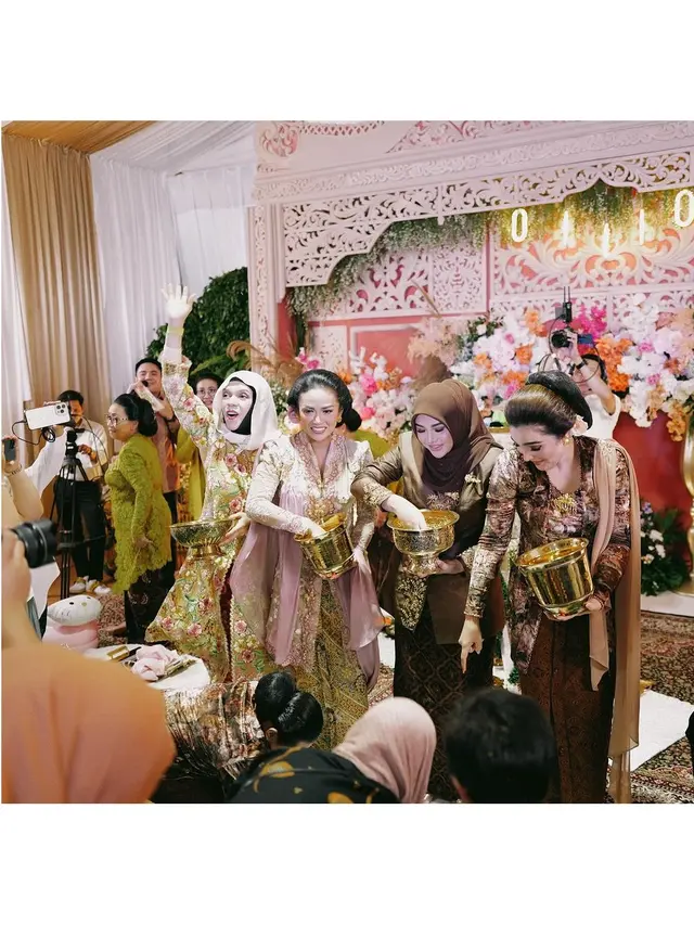 8 Potret Tedak Siten Azura Anak Atta dan Aurel Hermansyah, Dihadiri Keluarga Besar