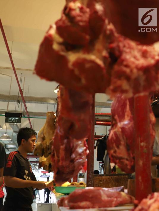 Pedagang daging sapi menunggu pembeli di Pasar Senen, Jakarta, Selasa (29/5). Rata-rata pedagang masih menjual daging sapi seharga Rp 120 ribu per kilogram. (Liputan6.com/Angga Yuniar)