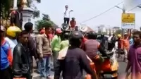 Unjuk rasa ratusan pengemudi becak motor di Yogyakarta diwarnai bentrokan. PLTU Sumur Adem, Indramayu terbakar, produksi listrik dihentikan.