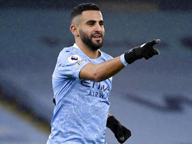 Gelandang Manchester City, Riyad Mahrez, melakukan selebrasi usai mencetak gol ke gawang Burnley pada laga Liga Inggris di Stadion Etihad, Sabtu (28/11/2020). City menang dengan skor 5-0. (Michael Regan/Pool via AP)