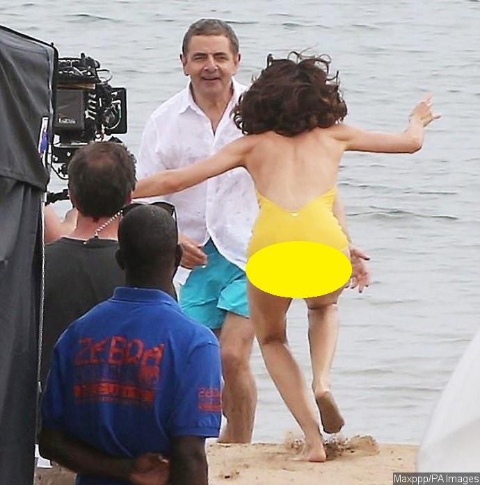 Rowan Atkinson dan Olga Kurylenko saat syuting Johnny English 3. (Ace Showbiz/Maxppp/Pa Images)