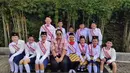 Di deretan siswa yang berfoto, terlihat Bilqis menjadi salah satu petugas upacara. Upacara pun dilakukan setiap sekolah pada hari Senin. [@kinderfieldhighfieldschool]