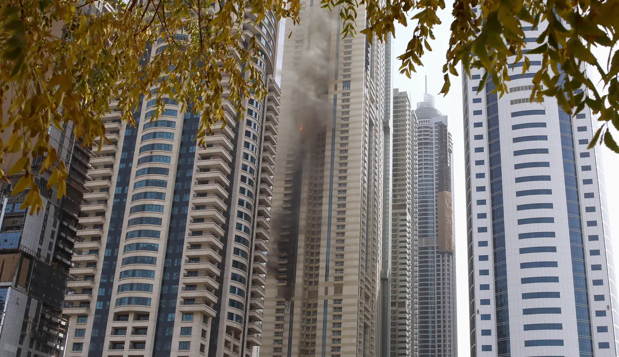 Kebakaran melanda gedung pencakar langit 75 lantai Sulafa Tower yang berada di Dubai, Rabu (20/7). Api yang membakar gedung itu berhasil dipadamkan setelah petugas bekerja keras memadamkannya selama tiga jam. (REUTERS/Ahmed Jadallah)