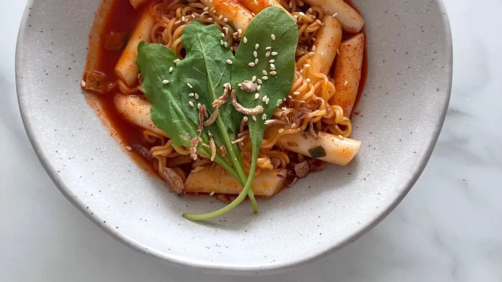 Rabokki juga dapat diolah menjadi menu camilan yang menyehatkan dengan menambahkan aneka sayuran. (Foto/dok: Pexels/Anya Dunes)