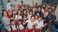 Keceriaan di SD Tri Tunggal V Surabaya, sekolah yang dibantu proses renovasinya melalui lelang jersey bintang Timnas Indonesia, Marselino Ferdinan. (Bola.com/Aditya Wany)