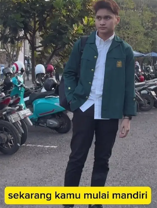 Meski merasa sedih, Fenita melihat bahwa ini merupakan  proses pendewasaan Gavin. Pasangan ini juga menyeleksi tempat kost putranya. [Instagram/ariekuntung]