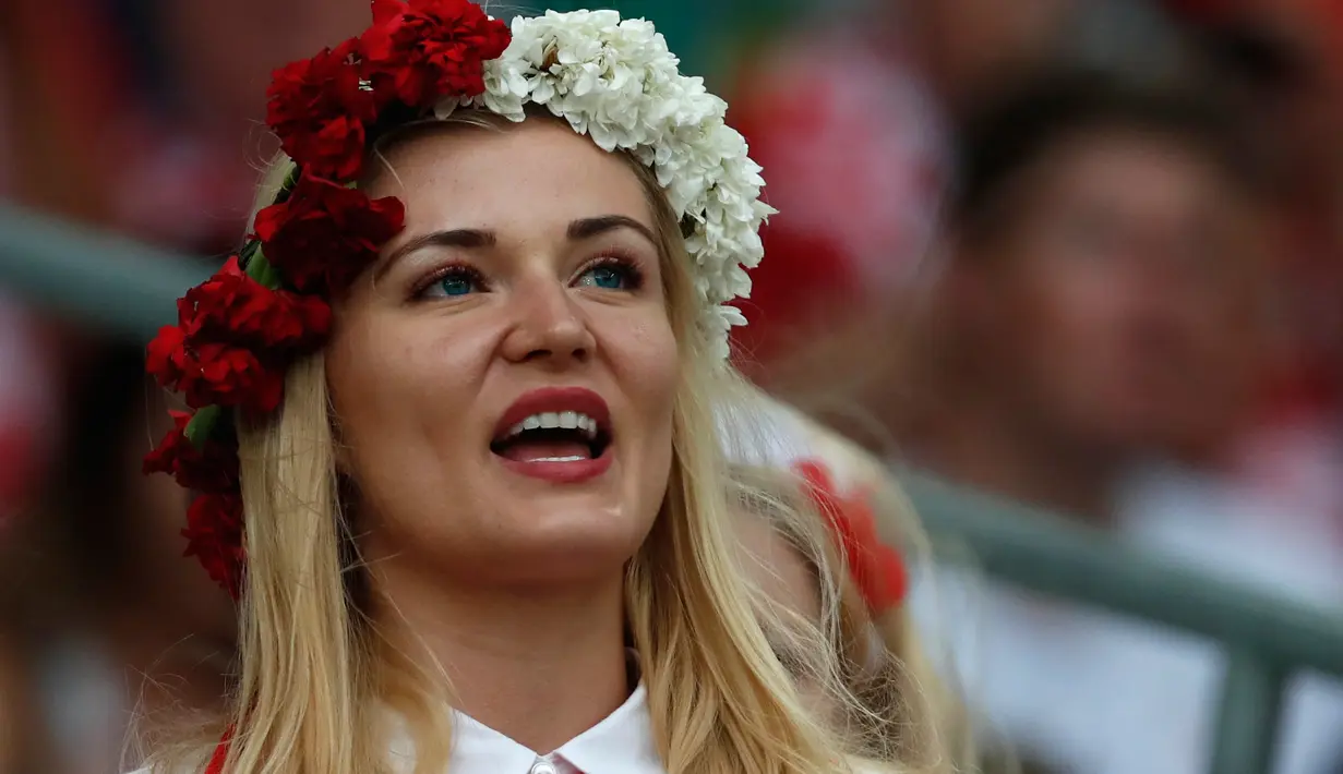Suporter wanita bersorak saat pertandingan grup H Piala Dunia 2018 antara Polandia melawan Senegal di Stadion Spartak di Moskow, Rusia (19/6). Dalam pertandingan ini Polandia takluk atas Senegal 2-1. (AP Photo/Darko Vojinovic)