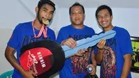 Trio pemain Arema, Ferry Aman Saragih, Achmad Kurniawan, dan Suroso memegang "kunci" mobil hadiah Sunrise of Java Cup 2015 (Bola.com/Kevin Setiawan)