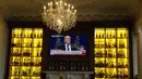 Kandidat calon Presiden dari Partai Republik, Donald Trump terlihat di layar TV yang dipasang di bar hotel Golf Resort Trump Turnberry milik Donald Trump di Skotlandia, Inggris, 13 Juni 2016. (REUTERS/Tom Bergin)