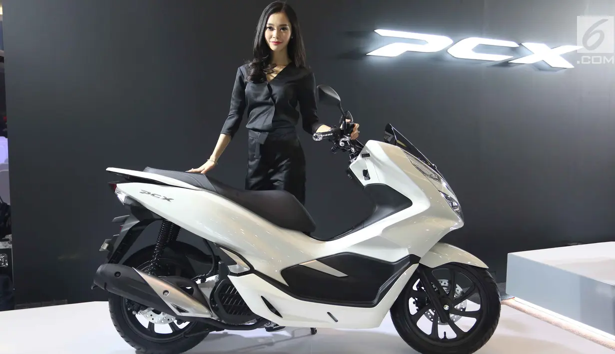 Seorang berpose dengan skutik all new Honda PCX saat peluncurannya di Jakarta, Rabu (7/2). President Director PT AHM Toshiyuki Inuma berharap all new PCX dapat memenuhi keseluruhan ekspektasi konsumen atas teknologi. (Liputan6.com/Angga Yuniar)