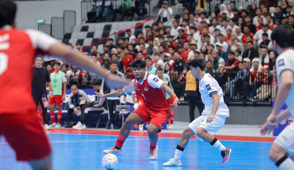 Bertanding di Indonesia Arena, Kompleks Gelora Bung Karno, Senayan, Jakarta, Sabtu (31/1/2026), duel Indonesia vs Irak berlangsung ketat sejak menit awal. Tampak dalam foto, pemain Timnas Futsal Indonesia, Syauqi Saud (kedua kiri) saat bertanding melawan Irak pada laga penyisihan Grup A Piala Asia Futsal 2026 di Indonesia Arena, Kompleks Gelora Bung Karno, Senayan, Jakarta, Sabtu (31/1/2026). (Bola.com/Bagaskara Lazuardi)