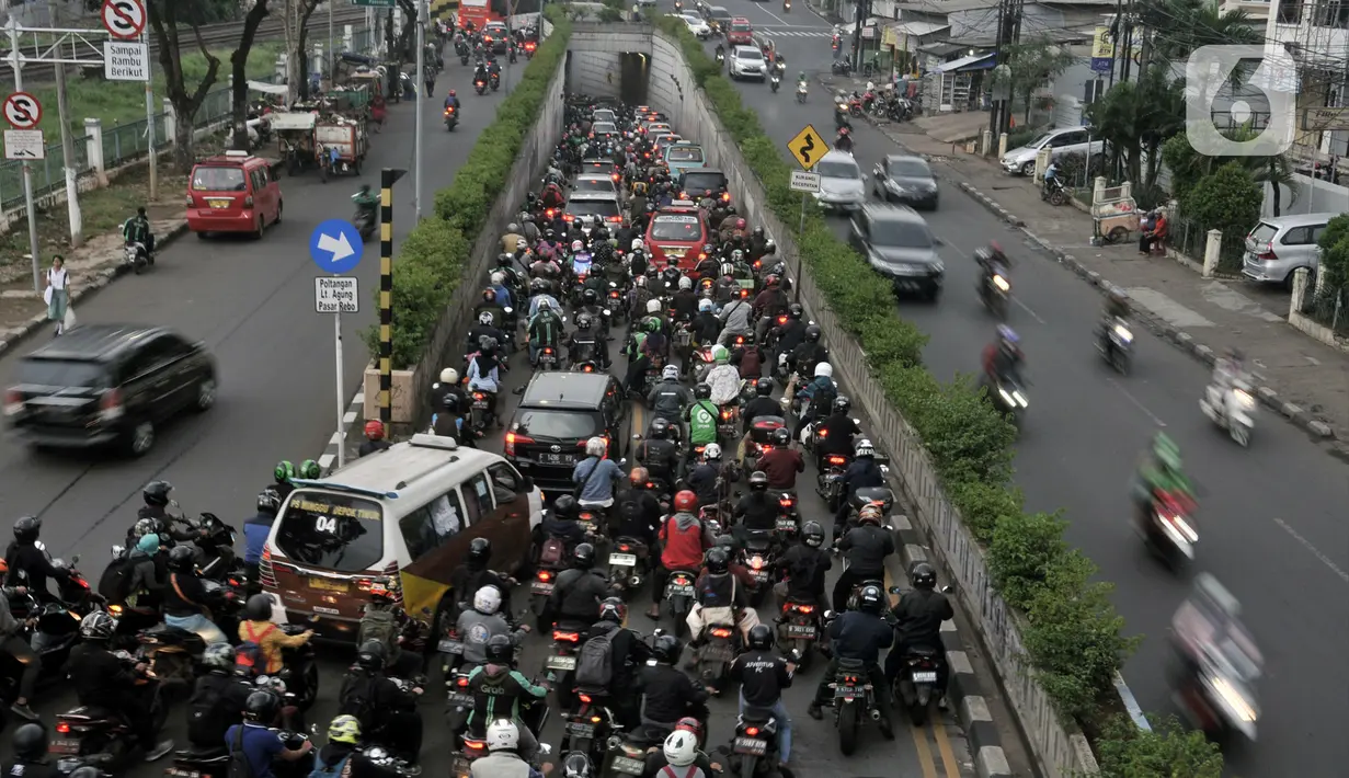 Kendaraan terjebak kemacetan saat melintasi Underpass Pasar Minggu, Jakarta, Kamis (12/3/2020). Selain imbas dari pembangunan Flyover Poltangan, banyaknya pengendara sepeda motor yang melawan arah menyebabkan kemacetan di kawasan tersebut semakin parah. (merdeka.com/Iqbal Nugroho)