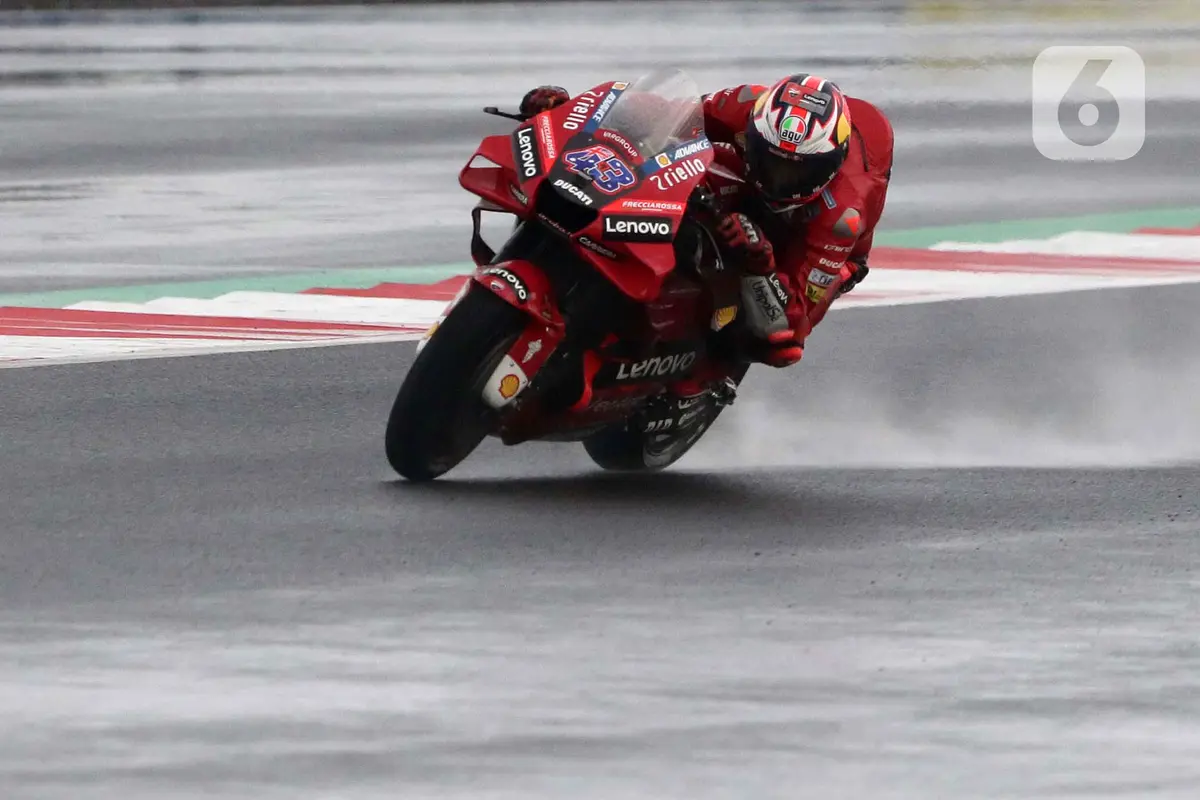 FOTO: Aksi Pembalap MotoGP Libas Lintasan Basah Pertamina Mandalika International Street Sirkuit