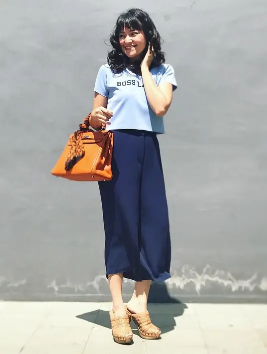 Dengan gayanya yang kekinian ini tak heran jika ia sering dijuluki sebagai Mahmud kece. Setuju dong pastinya? Coba lihat, kali ini perempuan yang akrab disapa Chacha ini kasual banget dengan celana kulot dan kaus biru muda. (Instagram/marshanda99)