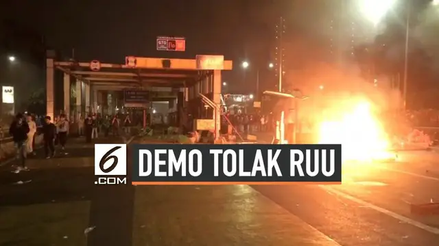 Aksi unjuk rasa yang berlangsung di depan Kompleks DPR/MPR hingga malam ini masih berlangsung. Polisi yang berupaya meminta massa bubar mendapat perlawanan dari para pengunjuk rasa.