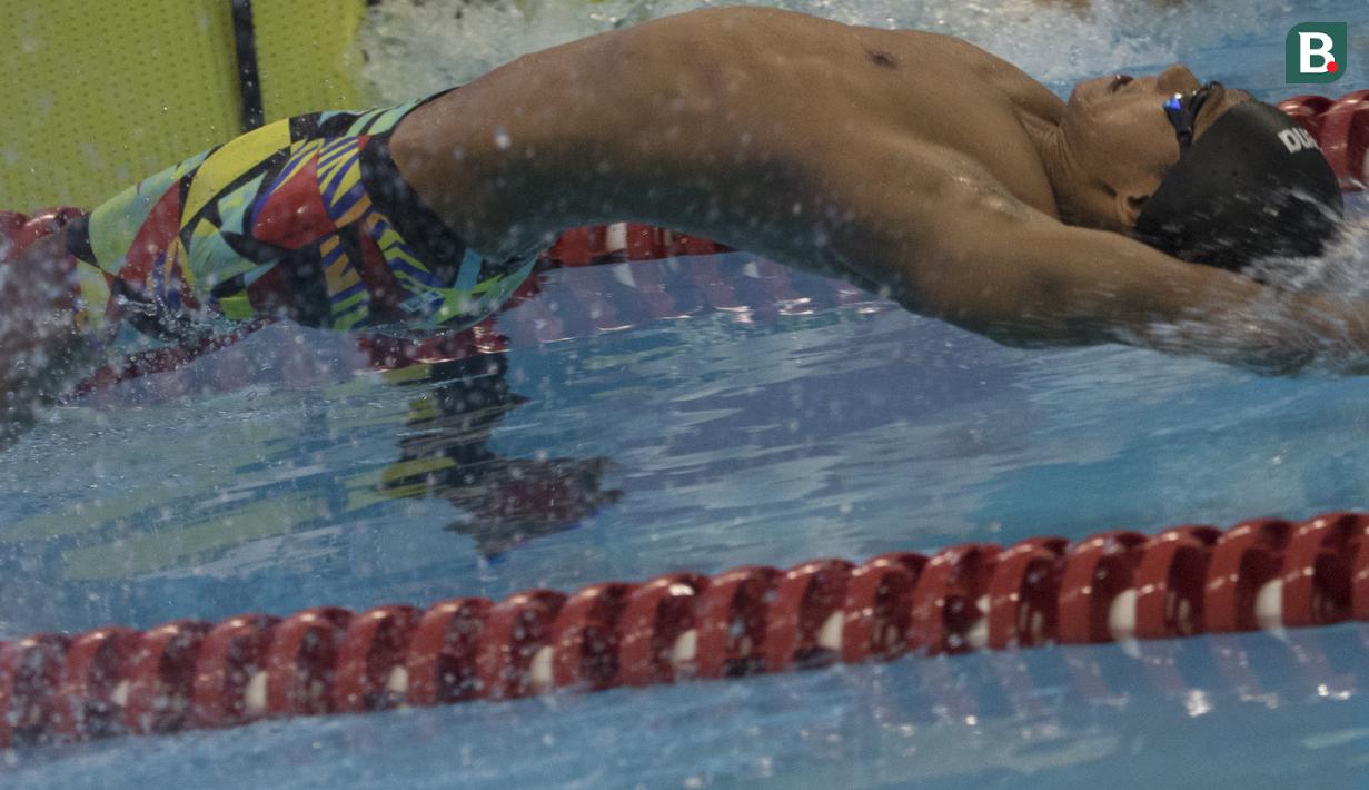 Perenang Indonesia, Jendi Pangabean, saat tampil pada Asian Para Games cabang renang nomor 100 meter gaya punggung S9 di Stadion Aquatic, Jakarta, Kamis (11/10). (Bola.com/Vitalis Yogi Trisna)