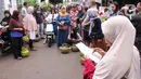 Kebijakan ini berimbas pada antrean warga di sejumlah pangkalan atau sub-penyalur gas elpiji 3 kg. (Magang/Liputan6.com/Muhammad Rizal)