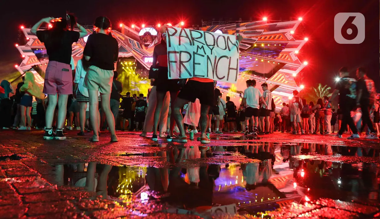 Suasana festival musik Djakarta Warehouse Project (DWP) 2022 di JIExpo Kemayoran, Jakarta, Jumat (9/12/2022). Digelarnya kembali festival musik DWP 2022 secara offline seolah mengobati kerinduan para penggemar musik electronic remix usai pandemi Covid-19. (Liputan6.com/Herman Zakharia)