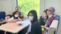 Dalam keterangan unggahannya, Zaskia Mecca ungkap jika momen naik kereta Jogja – Jakarta jadwal pagi ini merupakan momen pertama kalinya ajak anaknya. Sedang ingin bersantai dan sedang tidak mood pakai mobil, Zaskia Mecca dan Hanung Bramantyo memutuskan untuk pakai kereta. Selain dirinya, kelima anak Zaskia Adya Mecca juga menikmati perjalanannya naik kereta api. (Liputan6.com/IG/@zaskiadyamecca)