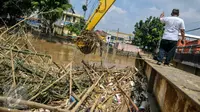 Sampah memenuhi aliran sungai di jembatan Kampung Melayu, Jatinegara, Jakarta Timur, Minggu (3/4/2016). Pembongkaran jembatan Rawajati Kalibata berimbas menumpukannya sampah di jembatan Kampung Melayu. (Liputan6.com/Yoppy Renato)