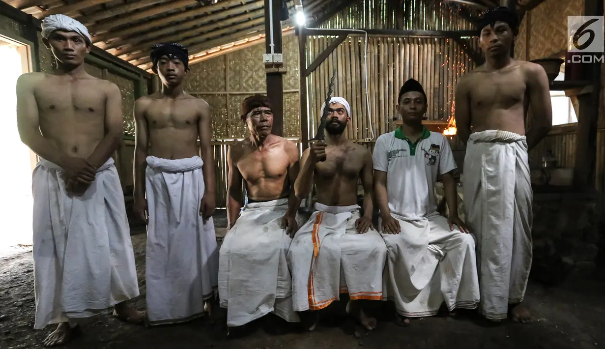 Empu Afrizal Fadli Azizi (ketiga kanan) bersama para Panjak foto bersama di Besalen Kyai Sela Pamujan Karangklesem, Banyumas, Jawa Tengah, Senin (22/4). Baselan atau bengkel keris mampu memproduksi tiga jenis keris Ageman, Tayuhan dan Cinderamata. (Liputan6.com/Fery Pradolo)