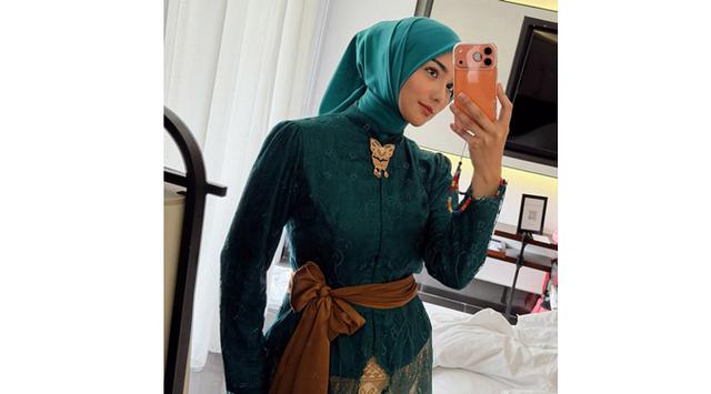 Pesona Citra Kirana dalam kebaya brokat hijau toska di pernikahan sahabat