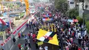 Peserta membentangkan bendera negara anggota ASEAN saat parade ASEAN 50 Tahun di Jakarta, Minggu (27/8). Acara ini merupakan pertunjukan keragaman budaya di Asia Tenggara yang bersatu guna memperingati 50 tahun ASEAN berdiri. (Liputan6.com/Angga Yuniar)