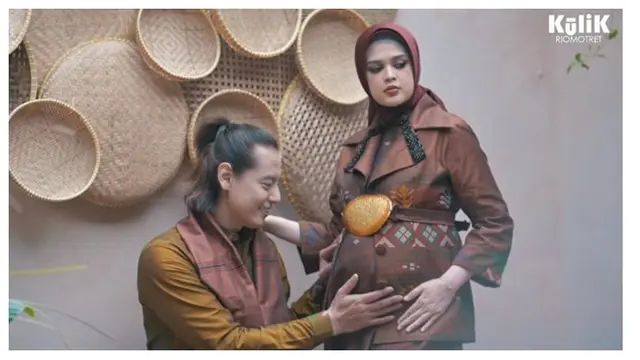 8 Momen Meternity Shoot serta Foto Keluarga Cut Meyriska dan Roger Danuarta, Memesona
