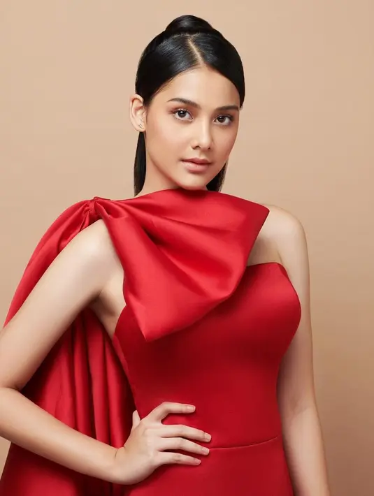 Natural glam dengan riasan intens pada bagian mata dan rambut yang ditata half-updo. [@callistarum]