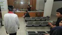 Jokowi yang mengenakan baju koko putih dan sarung merah yang dikalungkan di leher, datang sekitar pukul 11.00 WIB dan langsung masuk ke ruang tunggu kantor Kecamatan Pasar Minggu, Jakarta, Jumat (23/5/14). (Liputan6.com/Herman Zakharia)