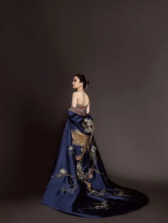 Valencia sendiri tampil bak putri raja Cina dengan cheongsam biru, yang dilengkapi dengan robenya yang megah. Cheongsam yang dikenakan Valencia memiliki motif burung dan dahan-dahan pohon berwarna emas yang serasi dan membuat penampilannya semakin luar biasa.