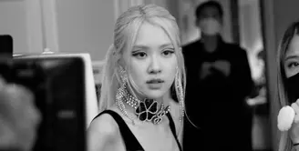 Ketika menghadiri Met Gala, Rose Blackpink pun kembali mengenakan graphic eyeliner. Kali ini ia menggunakan eyeliner hitam segaris pada kelopak matanya. Instagram @roses_are_rosie