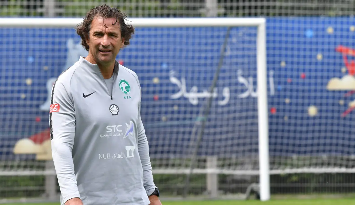 Pelatih Arab Saudi, Juan Antonio Pizzi, saat latihan jelang Piala Dunia di Saint Petersburg, Rusia, Senin (11/6/2018). Arab Saudi akan bertanding melawan Rusia pada laga pembukaan Piala Dunia 2018. (AFP/Giuseppe Cacace)
