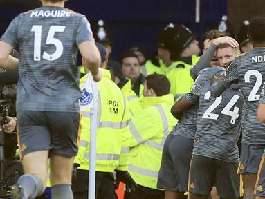 Para pemain Leicester City merayakan gol yang dicetak oleh Jamie Vardy ke gawang Everton pada laga Premier League di Stadion Goodison Park, Selasa (1/1). Leicester City menang 1-0 atas Everton. (AP/Peter Byrne)
