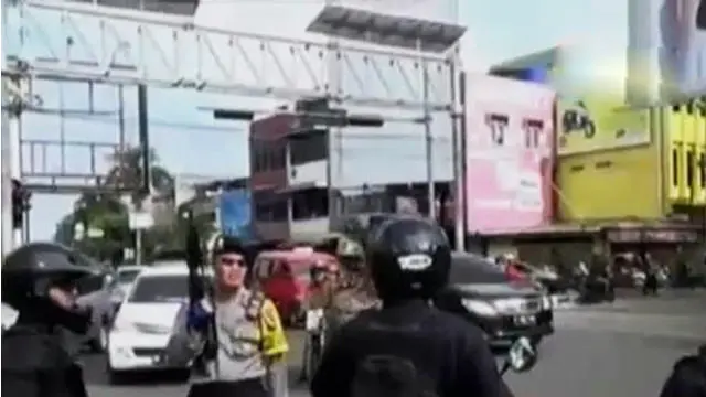 Bentrokan antara anggota ormas di Medan terulang lagi hingga satu orang tewas akibat kebakaran Surabaya, Jawa Timur.