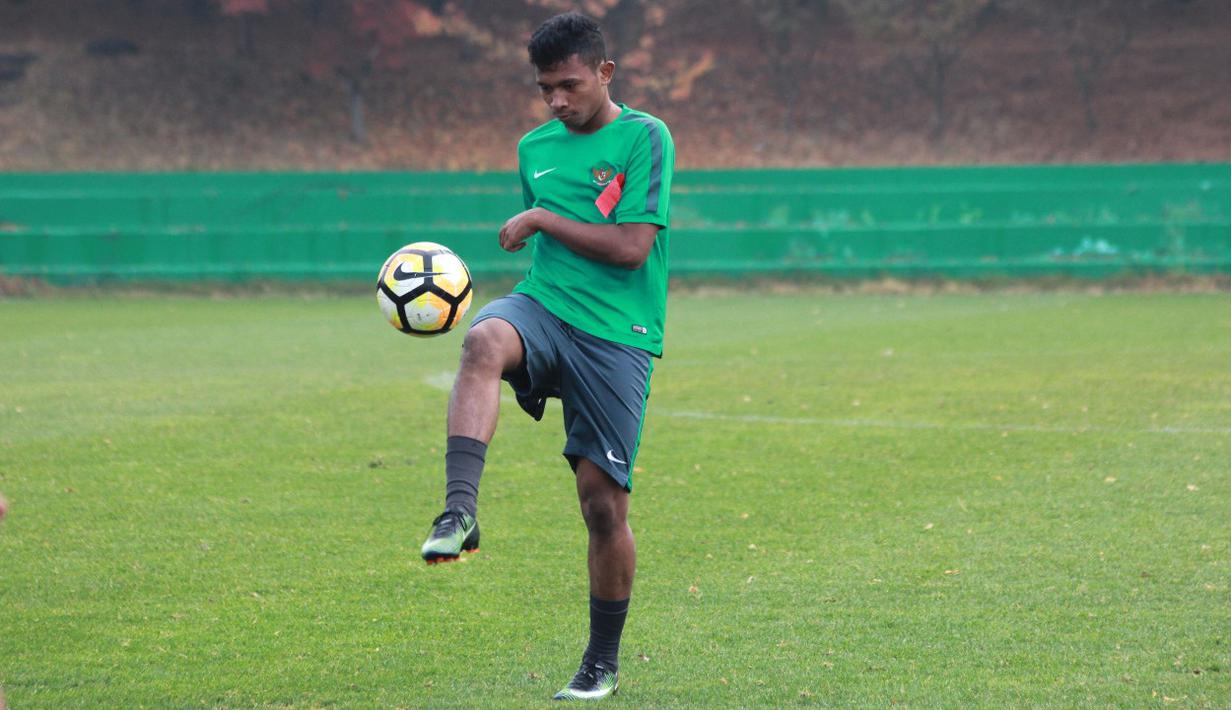Pemain Timnas Indonesia U-19, Rifat Marasabessy melakukan jugling saat sesi latihan di Paju Football Center, Korea Selatan, 2/11/2017). Indonesia akan melawan Korea Selatan Sabtu 4 November 2017.(Bola.com/Dok.PSSI/Bandung Saputra)