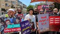 Dalam aksinya, mereka menentang penutupan perlintasan Rafah dan situasi kemanusiaan yang memprihatinkan di Jalur Gaza. (Jack GUEZ/AFP)