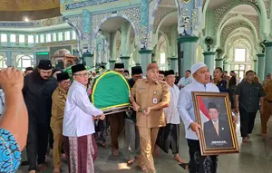 Tangis Wali Kota Tangerang Pecah di Depan Jenazah Ketua DPRD Rusdi Alam