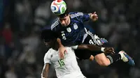 Marcos Senesi saat memperkuat Timnas Argentina. (Luis ROBAYO / AFP)